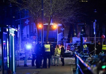 Un autobús arrolla a un grupo de peatones en una parada y deja varios muertos en Estocolmo