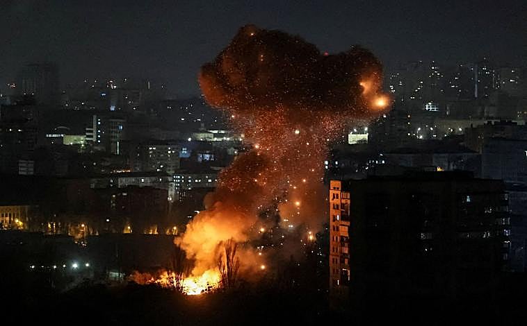 Imagen principal - Las fuerzas rusas golpearon a la capital y otras ciudades ucranianas durante la noche del jueves al viernes