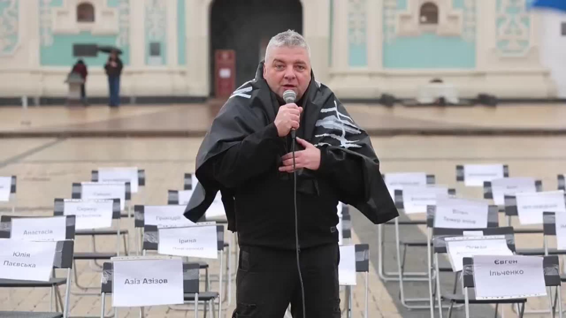 Ucranianos conmemoran el Día del Escritor Encarcelado con &quot;sillas vacías&quot; en Kiev