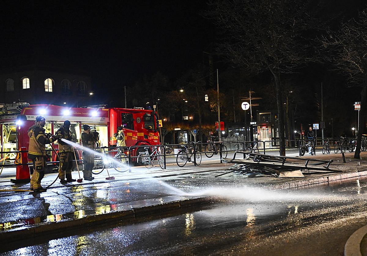 Bomberos trabajando en la escena del atropello mortal de este viernes en Estocolmo (Suecia)