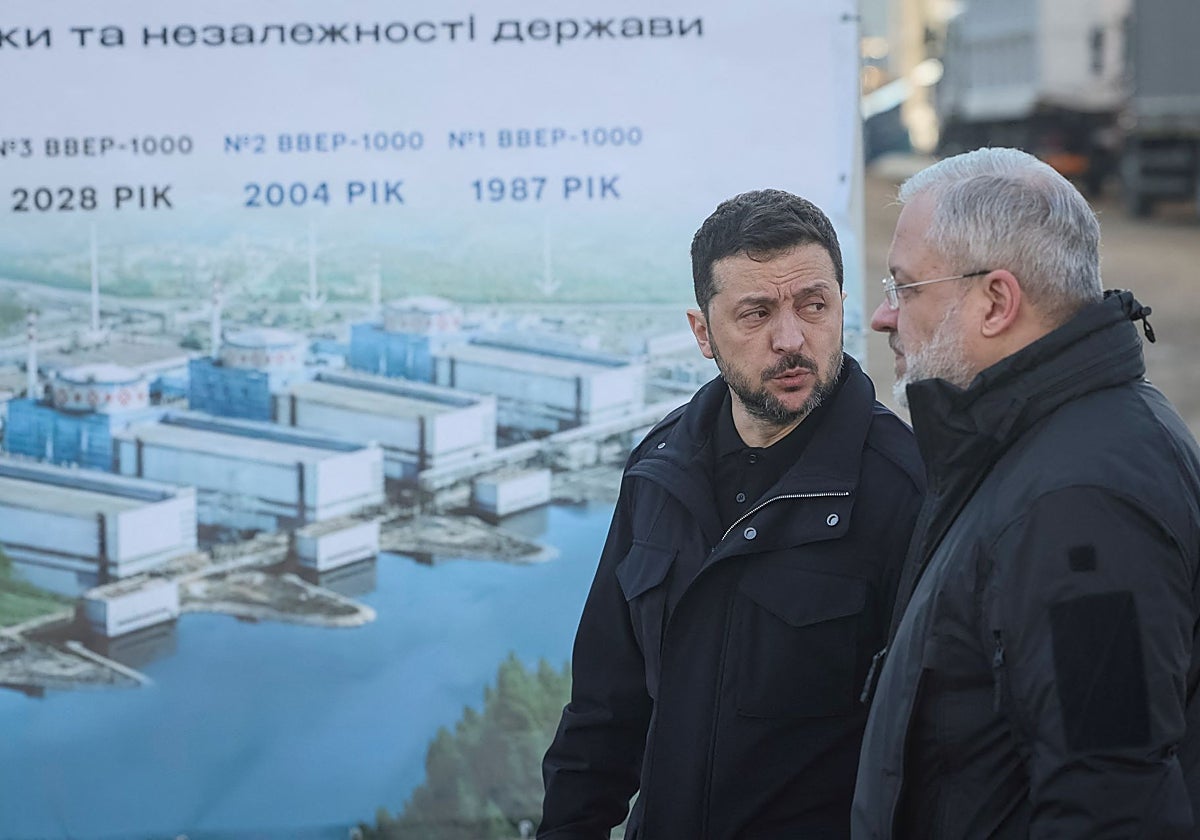 Zelenski junto al entonces ministro de Energía, Galushchenko, durante una visita a la central nuclear de Khmelnytskyi