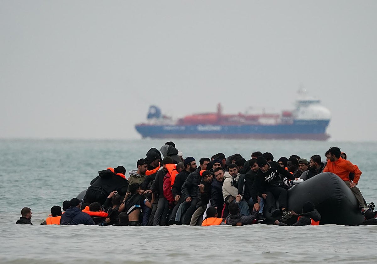 El Reino Unido está desbordado por el cruce de inmigrantes ilegales desde Francia por el canal de la Mancha