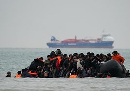 El Reino Unido está desbordado por el cruce de inmigrantes ilegales desde Francia por el canal de la Mancha