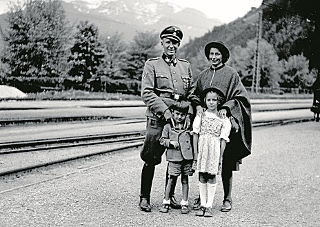 Imagem Secundária 1. Acima está uma imagem dos Julgamentos de Nuremberg, que lançaram as bases para o direito penal internacional. Abaixo está uma foto de família do “açougueiro polonês” Hans Frank com o jovem Niklas. Ao lado 