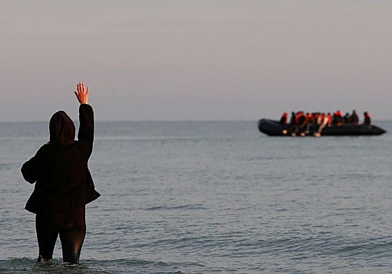 El Gobierno británico anuncia una reforma migratoria radical para «restaurar el orden y el control»