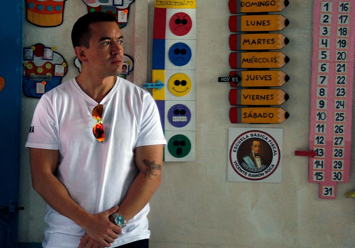 El presidente Daniel Noboa acude aun centro de votación este domingo