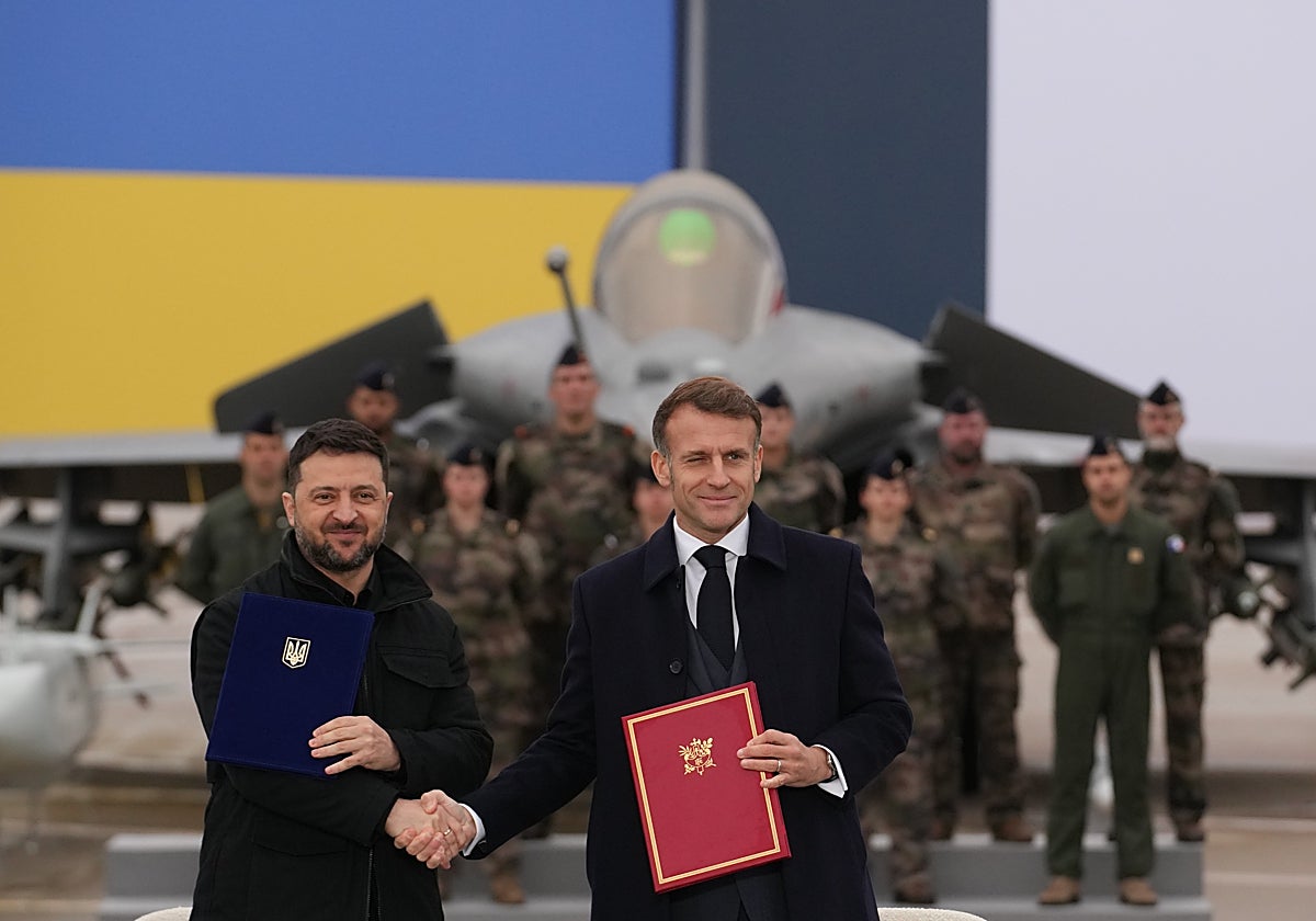 El presidente francés, Emmanuel Macron, recibe a su homólogo ucraniano, Volodímir Zelenski, en París