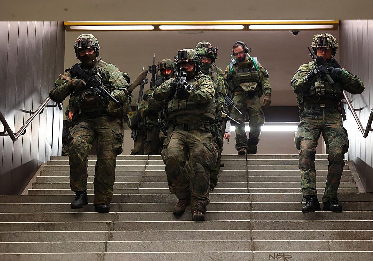 Soldados alemanes se despliegan en el metro de Berlín durante unos ejercicios