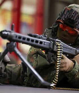 Imagem secundária 2 - Tropas alemãs durante exercício de treinamento no metrô de Berlim. 