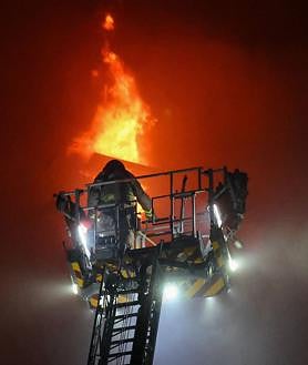 Imagen secundaria 2 - Los equipos de bomberos tratan de sofocar las llamas y rescatar a las personas atrapadas entre las llamas