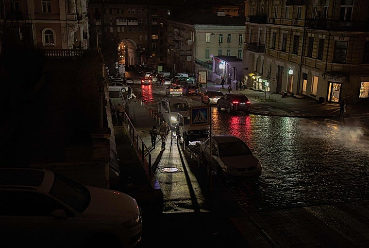 La gente camina por una calle sin iluminación durante las horas de apagón en Kieveste miércoles