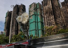 Tratan de  recuperar hasta un centenar de cuerpos del incendio de Hong Kong, que deja ya 128 muertos