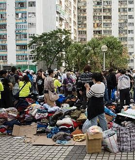 Imagen secundaria 2 - Familiares comparten fotos de los desaparecidos, mientras mucha gente se agolpa con sus pertenencias en los alrededores del edificio que se quemó. A la izquierda, los bomberos se abrazan tras los esfuerzos por apagar el fuego