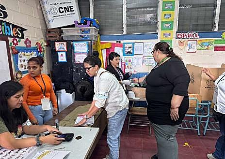 Imagen secundaria 1 - El ambiente, cargado de ansiedad y cansancio, refleja el desgaste de una jornada que comenzó tarde y que ya acumulaba retrasos en cada mesa
