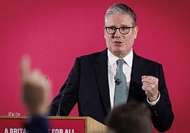 Starmer defiende el presupuesto del Reino Unido entre peticiones de dimisión por inflar el «agujero negro» en las finanzas públicas