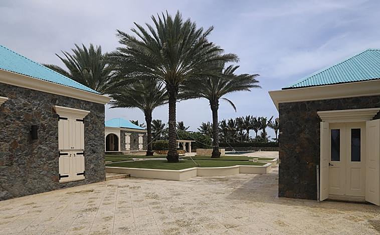 Main image - Exterior area of ​​the house, one of the rooms and a sign 