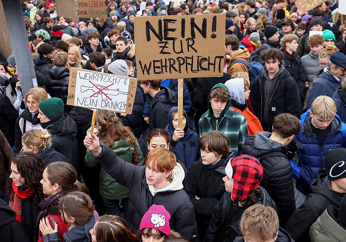 Miles de jóvenes protestan contra el servicio militar obligatorio en Berlín