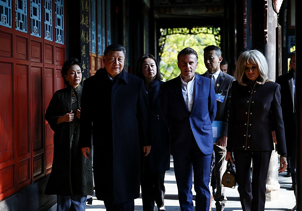 Xi Jinping y Emmanuel Macron durante su reunión junto a las primeras damas
