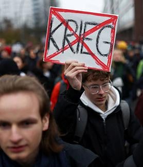 Secondary image 2 - Thousands of young people take to the streets to protest the return of military service
