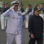 El presidente de Colombia , Gustavo Petro (centro), el comandante general de las Fuerzas Militares, almirante Francisco Cubides (izq.), y el jefe del Estado Mayor Conjunto de las Fuerzas Militares, general Hugo López