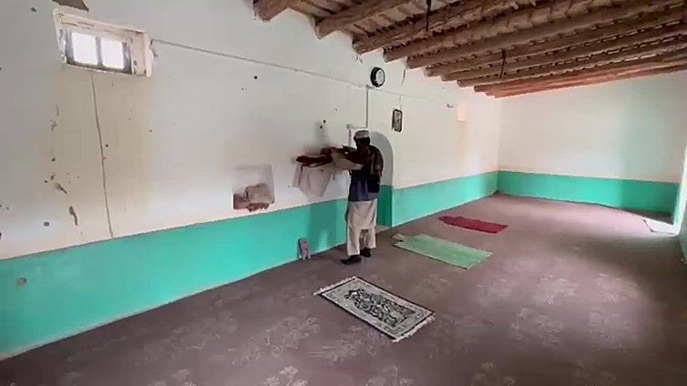Paquistaníes inspeccionan una mezquita dañada tras los choques transfronterizos entre Afganistán y Pakistán