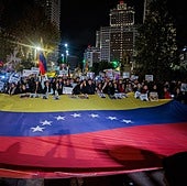 Una gran bandera de Venezuela presidió la manifestación por las calles de Madrid