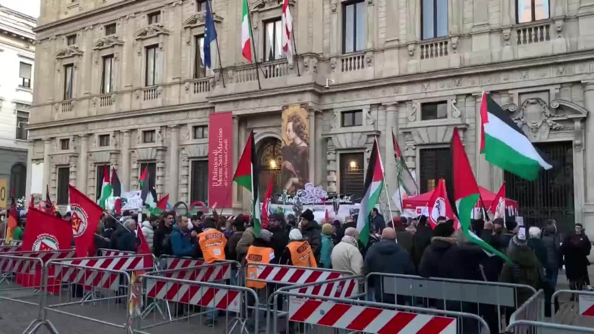 Protestan frente a La Scala de Milán en defensa de la cultura y a favor de Palestina