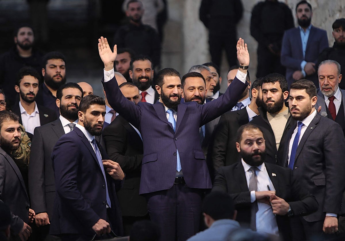 El presidente sirio, Ahmed al Sharaa, saluda a la multitud en la puerta de la Ciudadela de Alepo