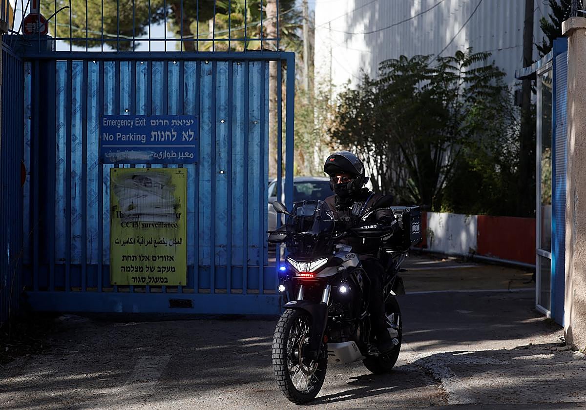 Un agente de policía israelí sale de la sede de la UNRWA.
