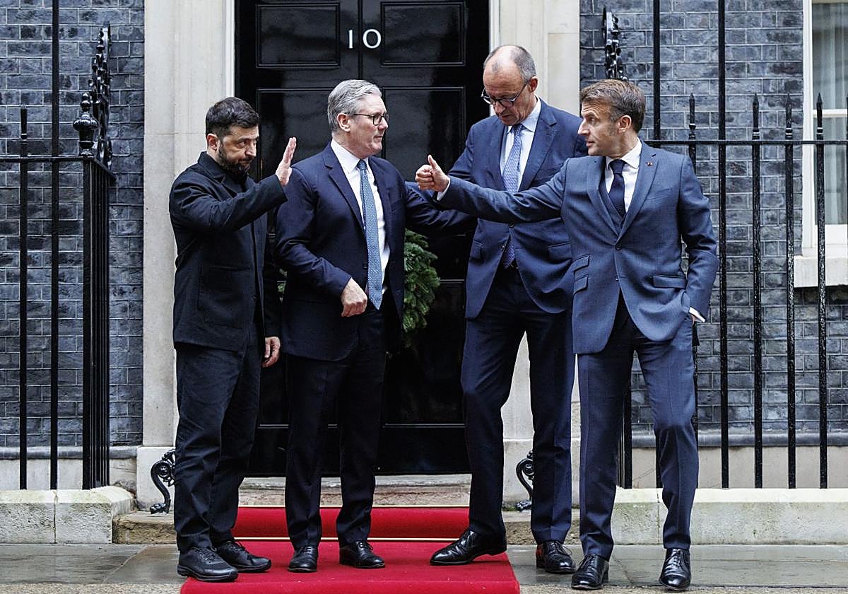 Zelenski, Starmer, Merz y Macron, a la puerta de Downing Street en Londres