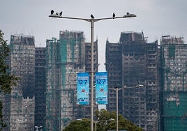 Ascienden a 160 los muertos por el gran incendio de un complejo de rascacielos en Hong Kong