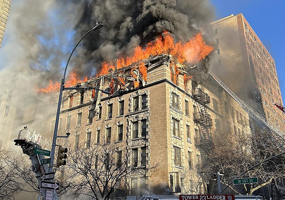 Los bomberos trabajan en el edificio que ha ardido este martes.
