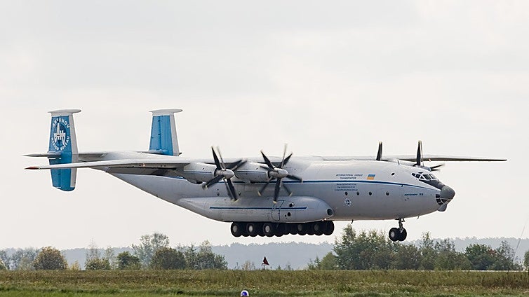 Mueren siete personas al estrellarse un avión militar ruso An-22 al este del país