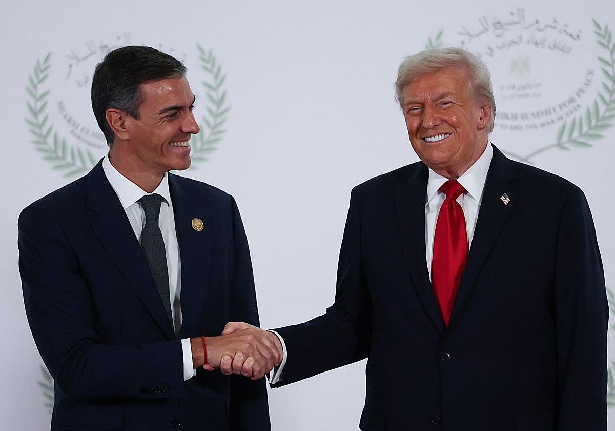 Trump y Sánchez se saludan en Egipto el pasado octubre