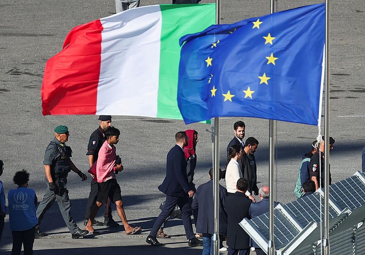 El primer grupo de inmigrantes que desembarcaron en los centros de retorno italianos en Albania