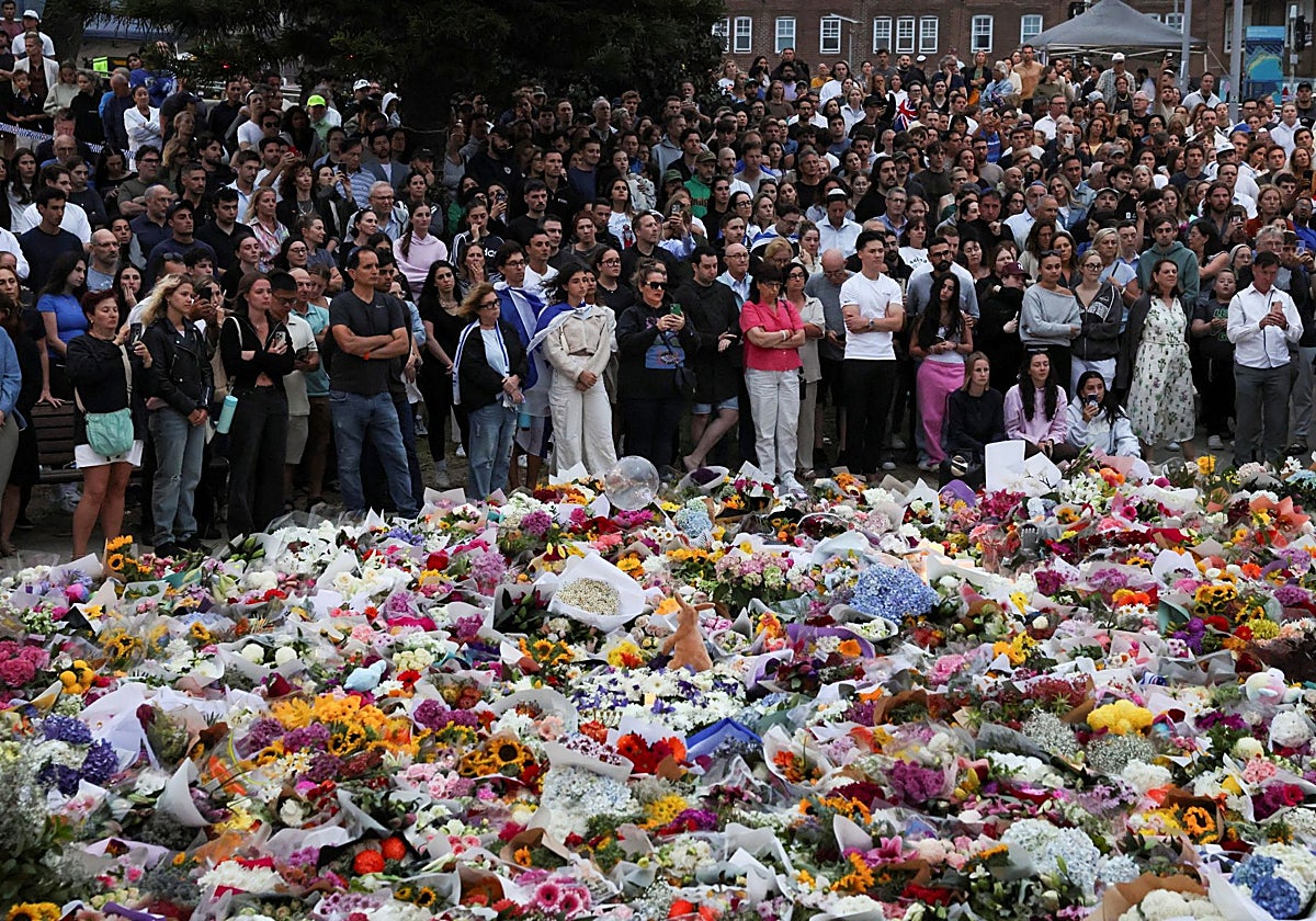 Tributo floral en la playa de Blondi en memoria de los fallecidos en el atentado.
