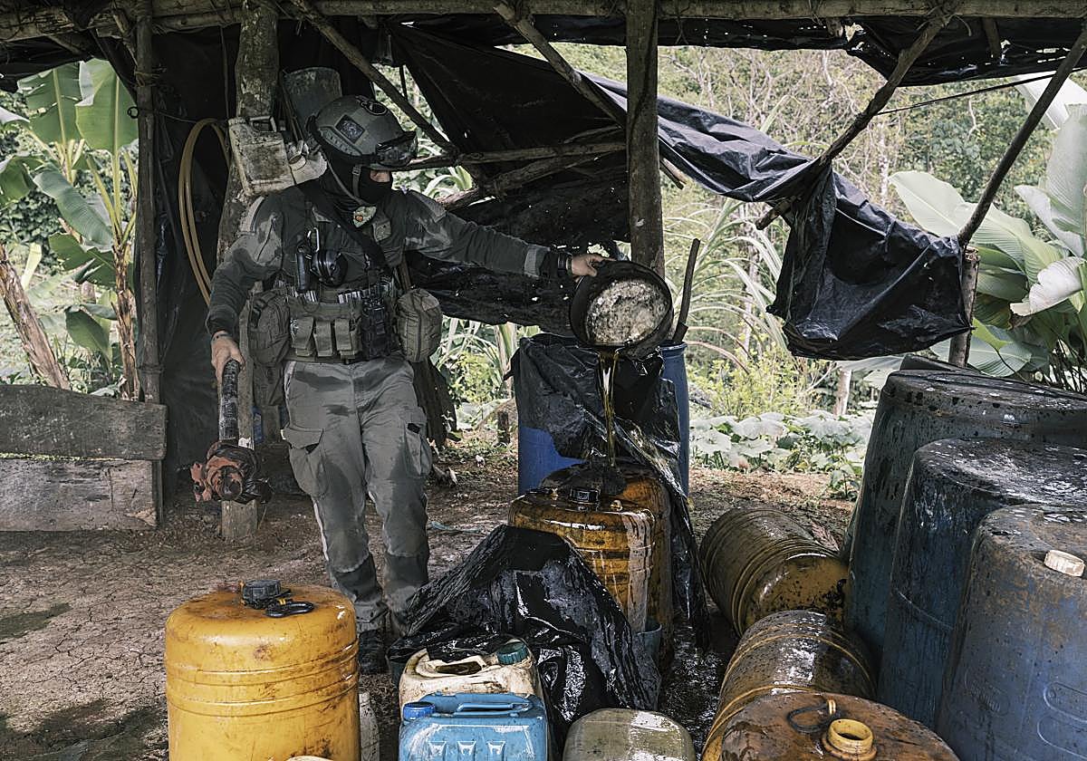 Una unidad de fuerzas especiales quema un laboratorio de pasta de coca
