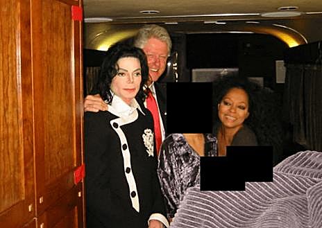 Imagen secundaria 1 - Arriba, Bill Clinton junto a una mujer joven. Debajo a la izquierda, el mismo con Michael Jackson y Diana Ross. A su derecha, foto de Clinton en la piscina