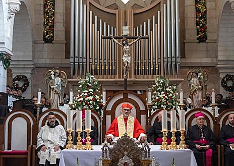 Imagen secundaria 1 - Después de dos años de guerra en Gaza, la ciudad palestina de Belén, en Cisjordania, ha recuperado la Navidad como esperanza y símbolo de la paz (primera imagen). En la iglesia de la Natividad, construida sobre la gruta donde la religión cristiana sitúa el nacimiento de Jesús, el patriarca latino de Jerusalén, Pierbattista Pizzaballa, ha oficiado una misa (segunda imagen). En el exterior, el cielo resplandeciente ha acompañado la celebración con el deseo de que la paz vuelva a traer a los turistas a esta ciudad santa (tercera imagen)