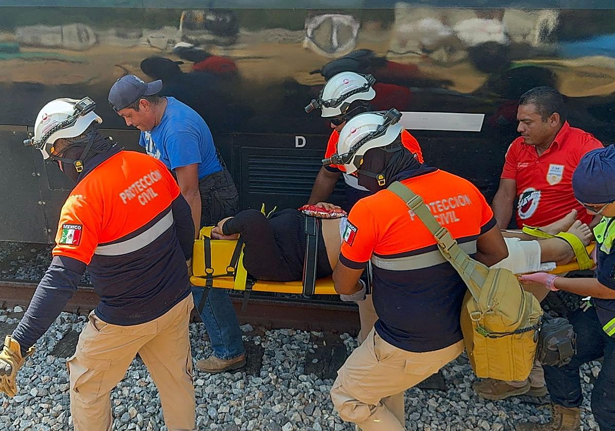 Voluntarios de Protección Civil rescatan a una mujer del tren Interoceánico que descarriló en la zona de Asunción Ixtaltepec, en la ruta a Oaxaca, México
