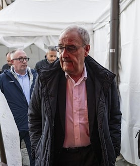 Segunda imagem 2 – Homem se consola perto de quarto incendiado onde morreram 40 pessoas; Na mesma quinta-feira foi celebrada uma missa em memória do falecido; à direita está o presidente da Confederação Suíça, Guy Parmelin.