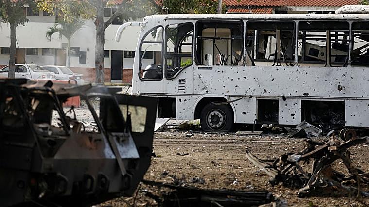 Vehículos bombardeados en la base aérea de La Carlota