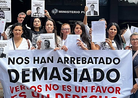 Imagem Secundária 1. A primeira imagem mostra o ex-General Raoul Baduel com seu filho Hosnars. No segundo e terceiro episódios, familiares e amigos de presos políticos protestam em Caracas, exigindo a libertação dos presos de consciência.