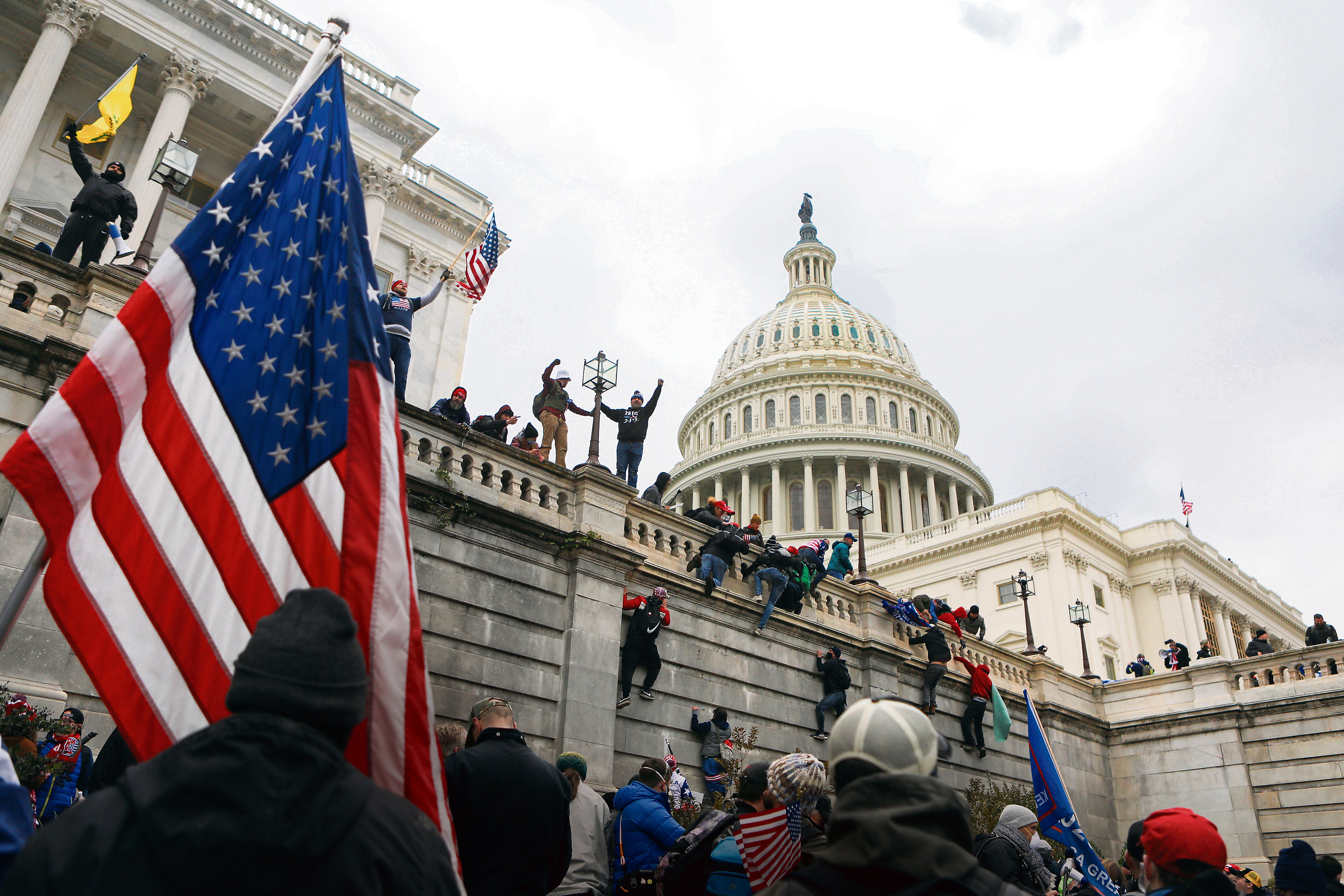 Imagem Secundária 1. Acima: Momento tenso entre Trump e Zelensky na Casa Branca. Abaixo está o ataque de 2021 ao Capitólio, perdoado por Trump após retornar ao poder para um segundo mandato. E à direita está um protesto contra os métodos de Trump de estacionar o exército em Illinois.