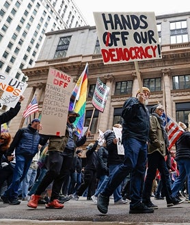Imagem Secundária 2. Acima: Momento tenso entre Trump e Zelensky na Casa Branca. Abaixo está o ataque de 2021 ao Capitólio, perdoado por Trump após retornar ao poder para um segundo mandato. E à direita está um protesto contra os métodos de Trump de estacionar o exército em Illinois.