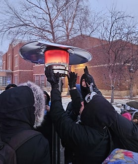 Imagen secundaria 2 - Las redadas de los agentes de inmigración (ICE) en Mineápolis (primera imagen) son respondidas con protestas y enfrentamientos callejeros en la nieve. El sábado, chocaron dos manifestaciones de distinto signo cuando el 'influencer' de extrema derecha Jake Lang se presentó en la ciudad para lanzar sus soflamas contra los inmigración y uno de sus seguidores fue agredido por manifestantes rivales (segunda foto). Con temperaturas de 20 grados bajo cero, en las concentraciones hay hasta setas-estufa (tercera imagen)  