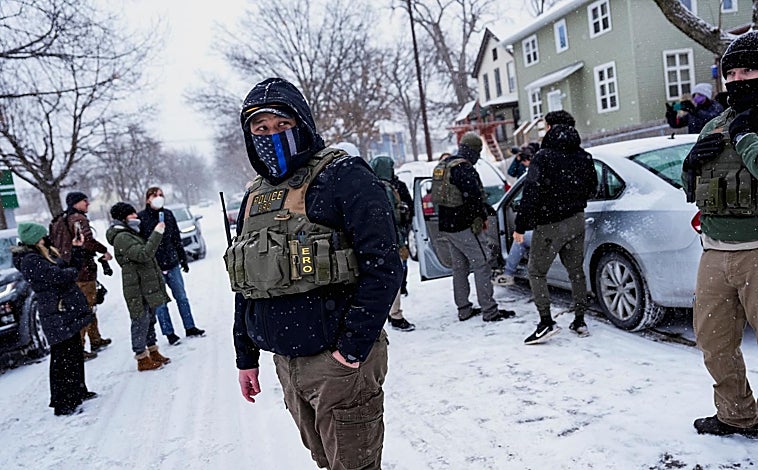 Imagen principal - Las redadas de los agentes de inmigración (ICE) en Mineápolis (primera imagen) son respondidas con protestas y enfrentamientos callejeros en la nieve. El sábado, chocaron dos manifestaciones de distinto signo cuando el 'influencer' de extrema derecha Jake Lang se presentó en la ciudad para lanzar sus soflamas contra los inmigración y uno de sus seguidores fue agredido por manifestantes rivales (segunda foto). Con temperaturas de 20 grados bajo cero, en las concentraciones hay hasta setas-estufa (tercera imagen)  