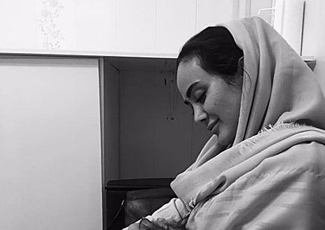 Imagem Secundária 1. Acima: Medis durante entrevista à ABC. Em segundo lugar, uma das últimas fotografias da Medis no Irão. A última imagem tornou-se um símbolo dos protestos.