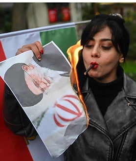 Imagem Secundária 2. Acima: Medis durante entrevista à ABC. Em segundo lugar, uma das últimas fotografias da Medis no Irão. A última imagem tornou-se um símbolo dos protestos.