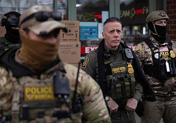 El jefe de la Patrulla Fronteriza de EE.UU., Gregory Bovino, y sus agentes en Mineápolis